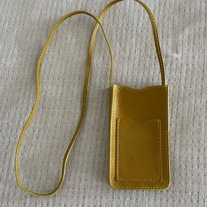 Lindquist pal in chartreuse